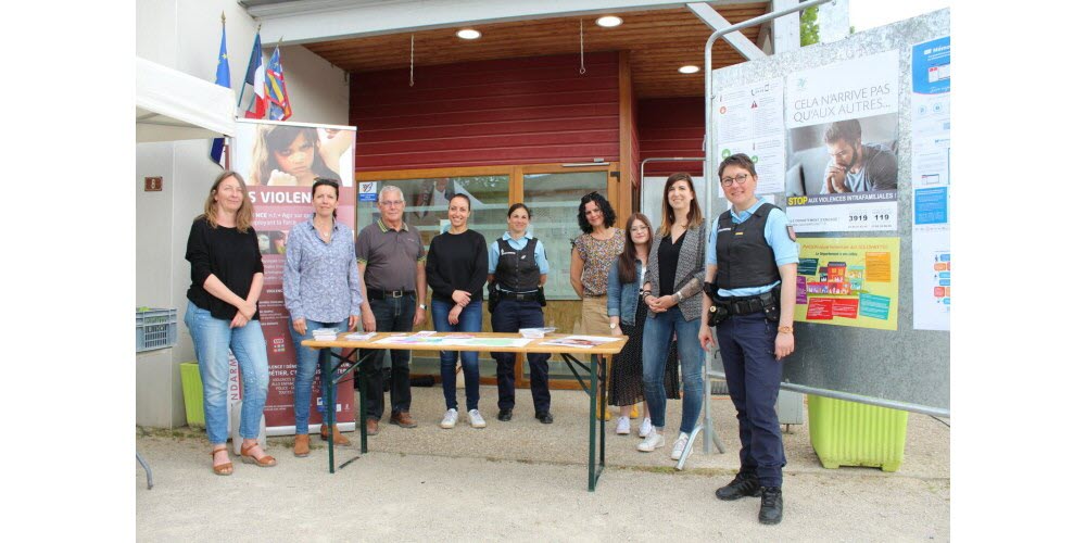 Les gendarmes sur le marché pour parler violences conjugales